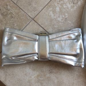 Bow shaped clutch